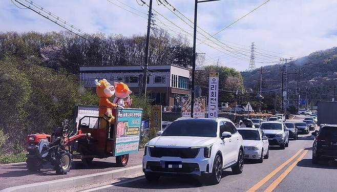 ▲ 포천 고모리로 향하는 도로가 몰려든 차량으로 정체를 빚고 있다. 도로 한편에 세워진 이색적인 홍보 차량이 눈길을 끄는 가운데, 관광객 급증에 따른 교통 체증과 주차난 해결은 포천 관광 1억 명 시대를 위한 시급한 과제로 지적된다. /이광덕 기자 kdlee@incheonilbo.com