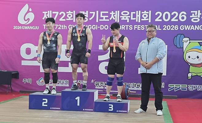 13일 광주 중앙고체육관에서 열린 제72회 경기도체육대회 역도 1부 남일반부 73kg급 경기서 입상한 선수들이 시상식후 기념촬영을 하고 있다. 사진=경기도체육회