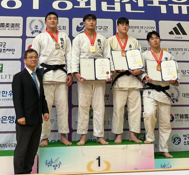 14일 강원 양구문화체육회관에서 열린 2026 양구평화컵 전국유도대회 남대부 100㎏급서 입상한 용인대의 최재민(사진 오른쪽에서 3번째)이 기념사진을 찍고 있다. 사진=용인대학교