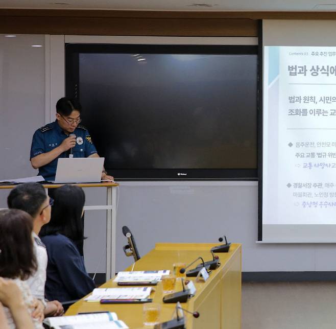 최효진 과장이 재난관련 건양사이버대학과의 협약식에서 업무보고를 하고 있다.(사진=장병일 기자)