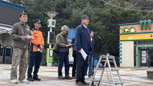 문창용 대전시 환경국장이 오월드 매표소 앞에서 수색 관련 브리핑을 진행하고 있다. 사진=오민지 기자