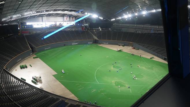 일본 샷포르돔 실내 전경. 야구 경기를 위해 바닥 교체작업을 하는 모습. 나운규 기자 sendme@cctoday.co.kr