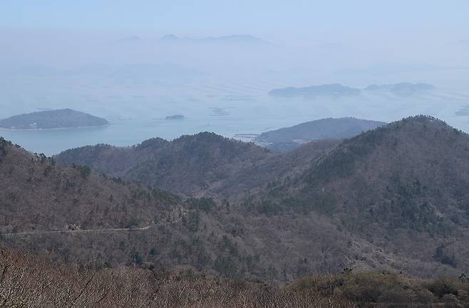 첨찰산에서는 해남과 진도 사이에 형성된 명량해협이 한눈에 바라보인다. 진도대교와 진도타워도 슬그머니 다가온다. 오늘은 해무가 끼어 선명하지는 않으나 명량해협 너머로 해남의 산들이 어렴풋하게 바라보인다.