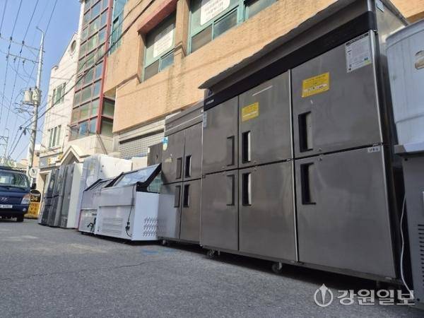 ◇경기 침체로 중고가전 매장도 매출에 직격탄을 맞았다. 매장 밖 거리에 놓인 업소용 냉장고에는 ‘노상 적치물 자진정비’를 안내하는 계고장이 부착되어 있었다. 사진=고은기자.