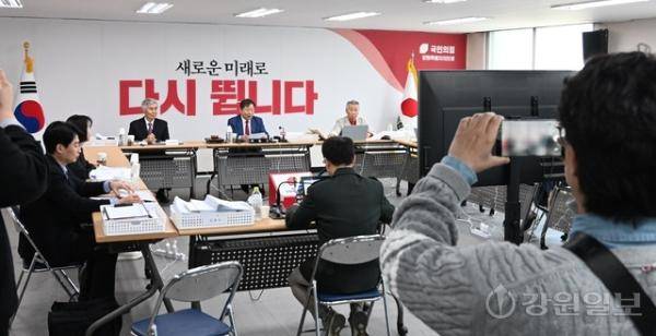 국민의힘 강원특별자치도당 기초단체장 1차 경선 결과 발표일인 14일 도당 사무실에서 이철규 도당위원장이 결과 발표에 앞서 경선 절차 등을 설명하고 있다. 신세희기자