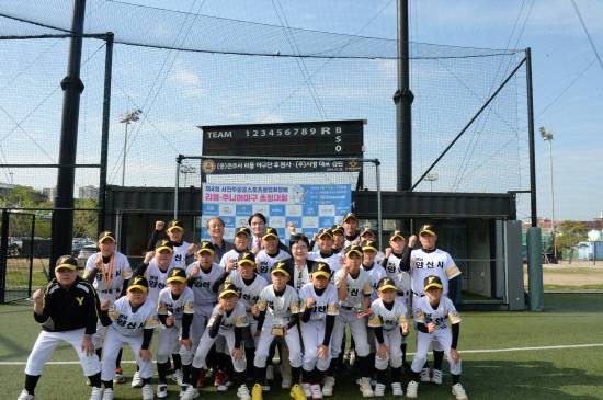 '제4회 서진주공공스포츠클럽회장배 리틀·주니어야구 초청대회'에서 우승을 차지한 양산시리틀야구단 선수와 감독, 정대윤 회장, 손영진 부회장, 강남숙 진주시 체육진흥과장이 시상식 후 함께 기념촬영을 하고 있다.