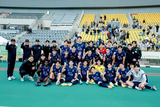 지난 12일 기장군민축구단을 2-0로 꺾고 5연승을 달린 진주시민축구단 선수, 감독 등이 경기 후 팬들과 함께 승리 기념사진을 찍고 있다. 사진=진주시