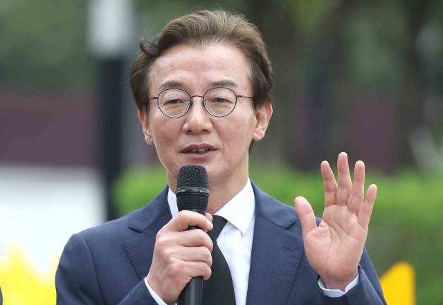 더불어민주당 전재수 부산시장 후보가 14일 오전 경남 김해시 진영읍 봉하마을에서 열린 '해양수도 부울경(부산·울산·경남) 메가시티 공동출정식'에서 취재진 질문에 답하고 있다. 이날 김상욱 울산시장 후보, 김경수 경남지사 후보, 전 부산시장 후보 등이 함께 했다. 연합뉴스