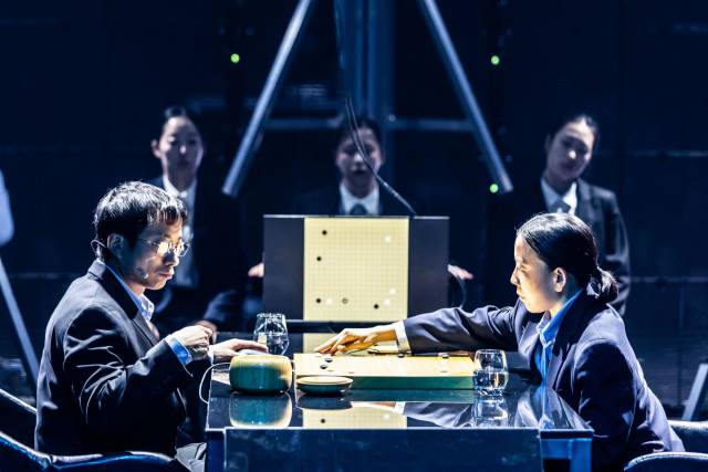 올해 개막작으로 선정된 ‘알파고 리: 희생의 이론’ 공연 모습. 부산국제연극제 조직위원회 제공