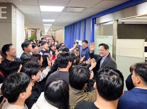 이재용 삼성전자 회장이 지난해 12월 22일 삼성전자 화성캠퍼스를 방문해 임직원들과 인사를 나누고 있다.(사진=삼성전자)