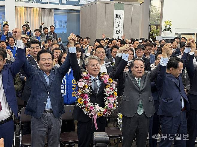 더불어민주당 전남광주통합특별시장 민형배 후보가 14일 자신의 경선사무소에서 환호하고 있다. /민 후보 캠프 제공