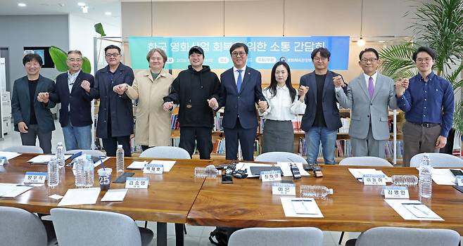 최휘영 문화체육관광부 장관과 이은 한국영화제작가협회 회장, 김병인 한국시나리오작가협회 이사장, 김승범 나이너스엔터테인먼트 대표, 백재호 한국독립영화협회 이사장, 양우석 감독, 이동하 한국영화프로듀서조합 대표 등 영화계 인사들이 14일 서울 중구 인디그라운드에서 영화계 주요 이슈 관련 간담회를 하고 있다.(뉴시스)