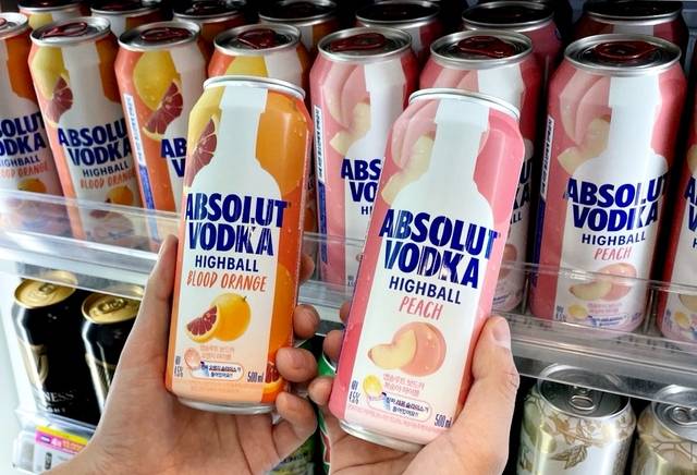 CU의 하이볼 매출 신장률도 2023년 553.7%, 2024년 315.2%, 2025년 190.1%의 높은 수치를 기록하며 주류 카테고리 내 비중을 늘리고 있는 상황이다. CU는 이러한 흐름에 맞춰 대표적인 고도주인 보드카를 RTD 하이볼로 구현하며 저도주 트렌드에 대응한다.(CU 제공)