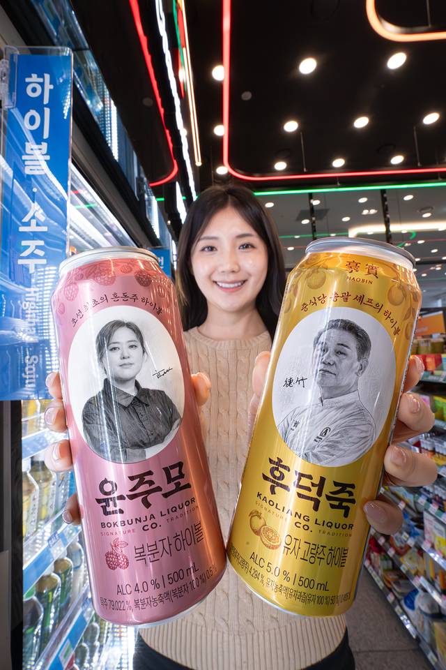 세븐일레븐이 올해 1월 말부터 인기 셰프 후덕죽, 윤나라와 손잡고 차례로 선보인 하이볼 2종이 출시 3주 만에 누적 판매량 20만 개를 넘어섰다.(세븐일레븐 제공)
