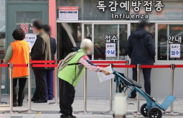 서울 시내 한 병원을 찾은 내원객들이 인플루엔자(독감) 백신 예방 접종을 위해 차례를 기다리고 있다./연합뉴스
