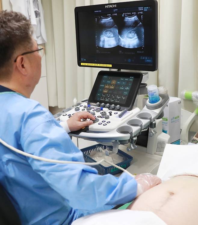 ▲간질환 분야의 권위자인 장재영 순천향대 서울병원 교수가 간암 고위험군 환자를 대상으로 간초음파를 시행하고 있다. 사진=순천향대 서울병원