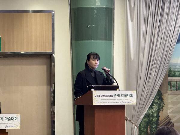 레카네맙 도입 이후 상급종합병원에서 나타난 병목과 제도적 한계에 대해 발표하는 김희진 한양의대 신경과 교수 / 디멘시아뉴스