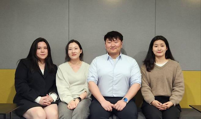 초기 멤버들과 함께한 이장원 대표(오른쪽 세번째), 강희조 CSO(오른쪽 두 번째). (사진=테크42)