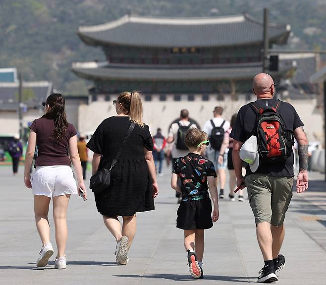 서울 낮 최고기온이 25도까지 오르며 초여름 날씨를 보인 13일 서울 종로구 광화문광장에서 외국인들이 짧은 소매와 바지 옷차림을 하고 있다. 사진=뉴시스