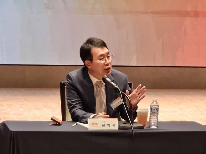 Yang-gon Jin, Chairman of the Board of HLB, speaking at the HLB Group IR event held at the Korea Exchange in Yeouido, Seoul. (Photo = HLB)