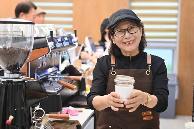 하남시 노인 일자리 정책 중 하나인 바리스타 과정에 참여자가 직접 만든 커피를 들어보이고 있다.(사진=하남시)