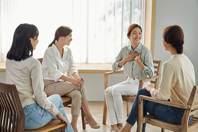 주제보다 상호작용… 예상 밖 즐거움 주는 스몰토크의 긍정적 효과|출처: 클립아트코리아