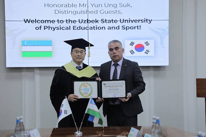 윤웅석 국기원장이 우즈베키스탄 국립체육대학교 명예박사 학위를 받았다. (국기원 제공)