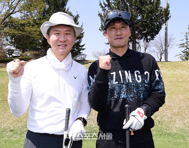 정몽규 대한축구협회장과 이정효 수원삼성 감독이 13일 경기도 용인 코리아CC에서 열린 ‘2026 축구인 골프대회’에서 기념촬영을 하고 있다. 용인 | 최승섭기자 thunder@sportsseoul.com