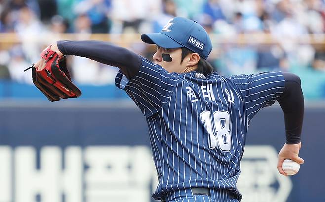 삼성 원태인이 12일 대구삼성라이온즈파크에서 열린 2026 KBO리그 정규시즌 NC전에서 역투하고 있다. 사진 | 대구=연합뉴스