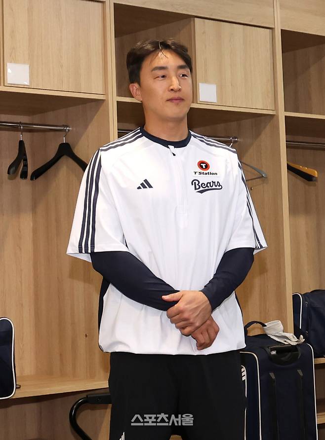 한화에서 두산으로 전격 트레이드 된 손아섭이 14일 문학구장에서 열리는 2026 KBO리그 SSG와 경기에 앞서 팀에 합류해 선수단에게 인사를 하고 있다. 사진 | 두산 베어스