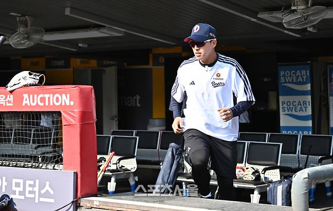 한화에서 두산으로 전격 트레이드 된 손아섭이 14일 문학구장에서 열리는 2026 KBO리그 SSG와의 경기에 앞서 웜업을 위해 그라운드로 입장하고 있다. 문학 | 박진업 기자 upandup@sportsseoul.com