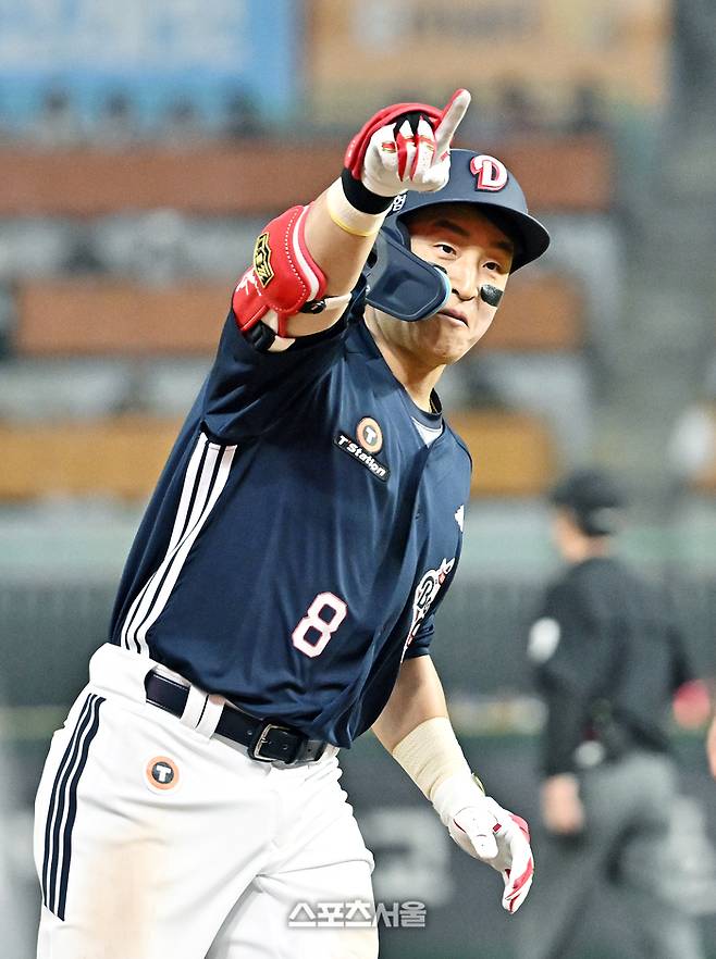 두산 손아섭이 14일 SSG와의 경기 4회초 1사 2루 상황에서 SSG 투수 박시후를 상대로 2점 홈런을 치고 세리머니를 하고 있다. 문학 | 박진업 기자 upandup@sportsseoul.com