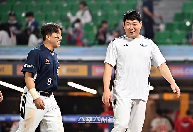 한화에서 두산으로 전격 트레이드된 손아섭(왼쪽)이 SSG전 승리 뒤 양의지와 함께 환하게 웃고 있다. 문학 | 박진업 기자 upandup@sportsseoul.com