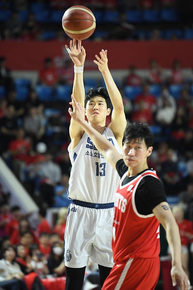 소노 임동섭이 14일 잠실학생체육관에서 열린 2025~2026 LG전자 프로농구 6강 플레이오프 2차전 SK와 경기에서 3점슛 던지고 있다. 사진 | KBL