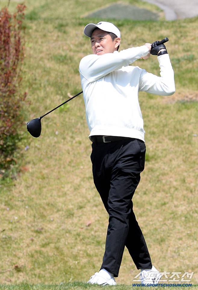 13일 용인 코리아CC에서 '2026 축구인 골프대회'가 열렸다. 티샷을 하고 있는 현영민. 용인=송정헌 기자songs@sportschosun.com/2026.04.13/