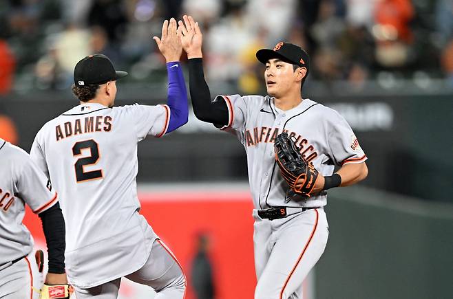 BALTIMORE, MARYLAND - APRIL 10: Willy Adames #2 and Jung Hoo Lee #51 of the San Francisco Giants celebrate after a 6-3 victory against the Baltimore Orioles at Oriole Park at Camden Yards on April 10, 2026 in Baltimore, Maryland. Greg Fiume/Getty Images/AFP (Photo by Greg Fiume / GETTY IMAGES NORTH AMERICA / Getty Images via AFP)
<저작권자(c) 연합뉴스, 무단 전재-재배포, AI 학습 및 활용 금지>