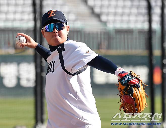 7일 인천 SSG랜더스필드에서 열리는 SSG와 한화의 경기. 캐치볼로 몸을 풀고 있는 이도윤. 인천=송정헌 기자songs@sportschosun.com/2026.04.07/