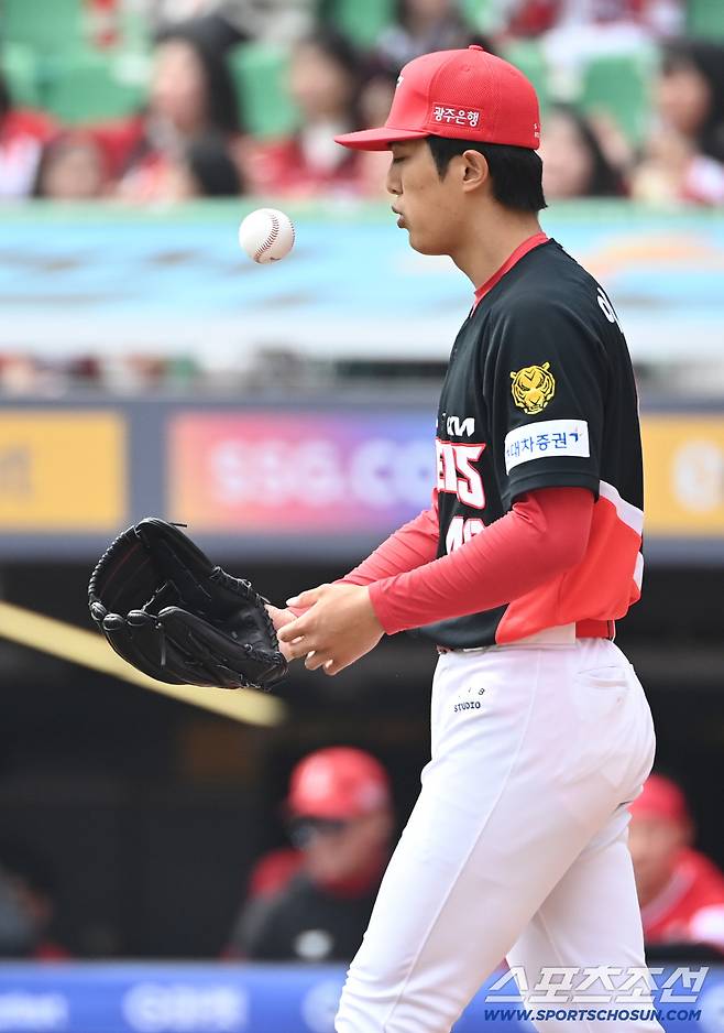 29일 인천SSG랜더스필드에서 열린 KIA와 SSG의 경기. 2회말 1사 1,2루 이의리가 박성한에 2타점 2루타를 내주고 아쉬워하고 있다. 인천=허상욱 기자wook@sportschosun.com/2026.03.29/