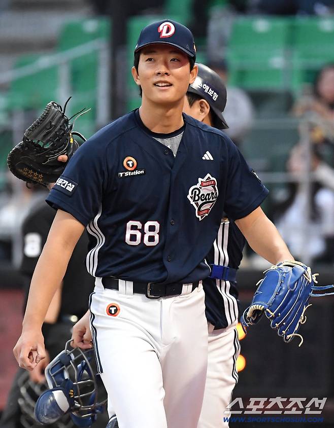 14일 인천 SSG랜더스필드에서 열린 SSG와 두산의 주중 3연전 첫 번째 경기. 1회 투구를 마치고 마운드를 내려오는 두산 선발 최민석. 인천=송정헌 기자songs@sportschosun.com/2026.04.14/