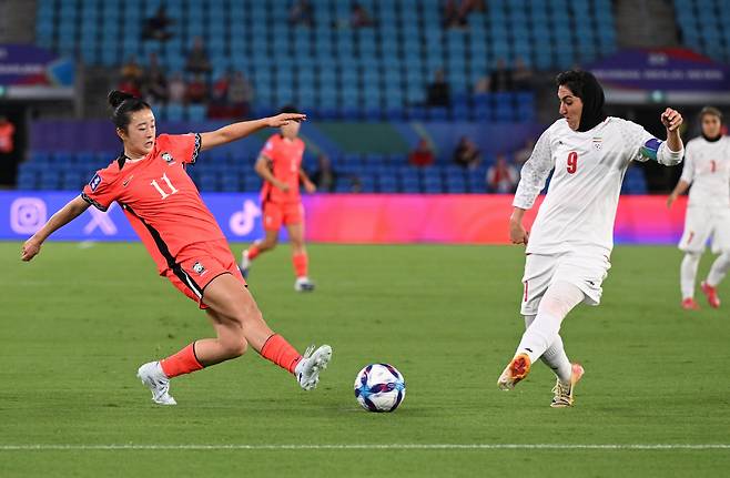 epa12789386 Choe Yu-ri of South Korea (L) competes with Zahra Ghanbari of the Islamic Republic of Iran during the AFC Women?s Asian Cup Group A match between South Korea and Iran at Robina Stadium on the Gold Coast, Australia, 02 March 2026. EPA/DAVE HUNT AUSTRALIA AND NEW ZEALAND OUT EDITORIAL USE ONLY
<저작권자(c) 연합뉴스, 무단 전재-재배포, AI 학습 및 활용 금지>
