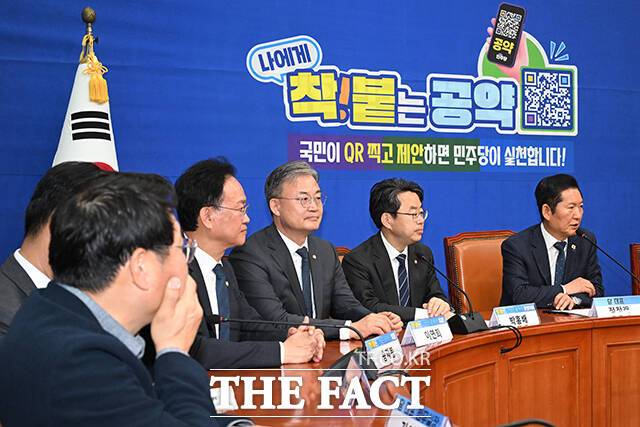 인사말 하는 정청래 더불어민주당 대표(오른쪽).