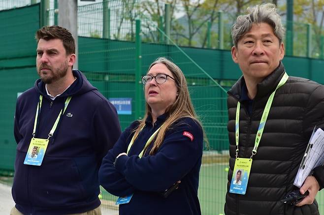 르노 부산오픈테니스대회의 벤 앤더슨, 앤 비즈, 임차훈 국제심판(왼쪽부터). 사진/황서진 기자