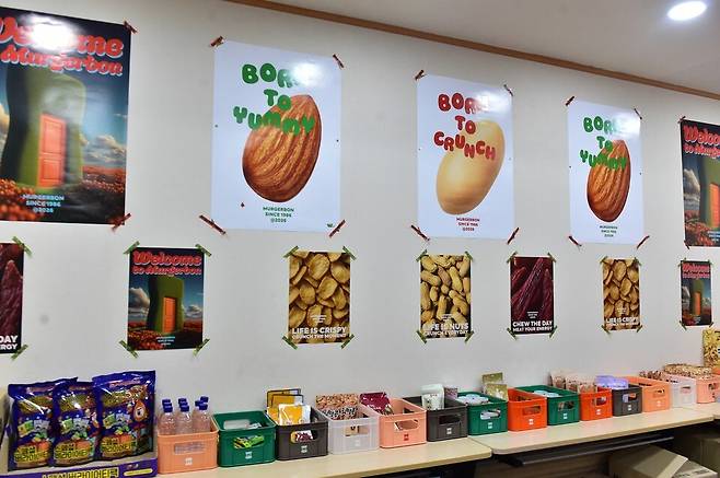 신주식 부산테니스협회장이 대표로 있는 머거본의 제품이 선수들에게 무한 제공되어 인기를 끌고 있다.