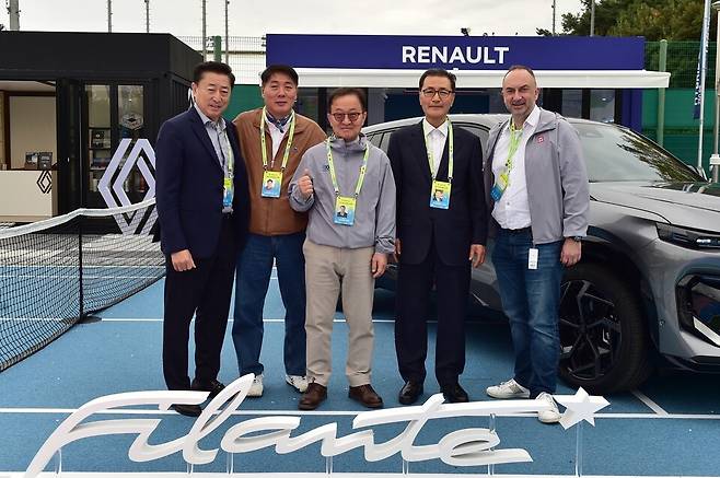 르노 매장 앞에서 기념 촬영한 부산오픈 집행부. (왼쪽부터 이진수 토너먼트 디렉터, 이윤성 부회장(사무국 총괄), 신주식 부산테니스협회장, 김문찬 조직위원장, 니꼴라 기요세 르노코리아 CMO)