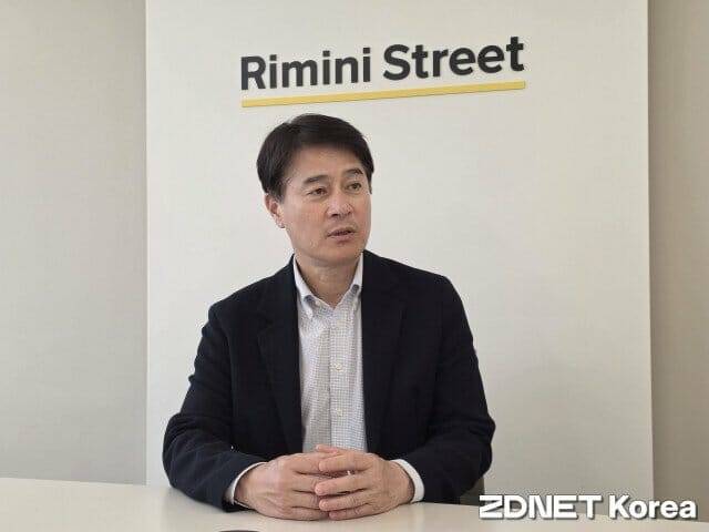 김형욱 지사장이 AI 도입의 어려움으로 비용·시간·인력 부족을 꼽았다. (사진=지디넷코리아)