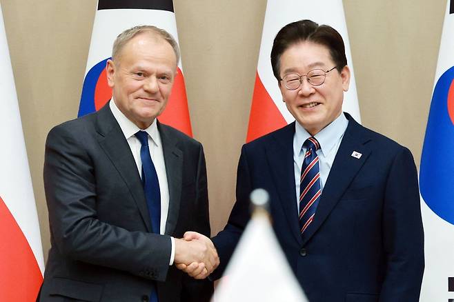 이재명 대통령과 도날드 투스크 폴란드 총리가 13일 청와대에서 열린 한-폴란드 정상회담에서 기념촬영을 하고 있다. 2026.04.13. 서울=뉴시스