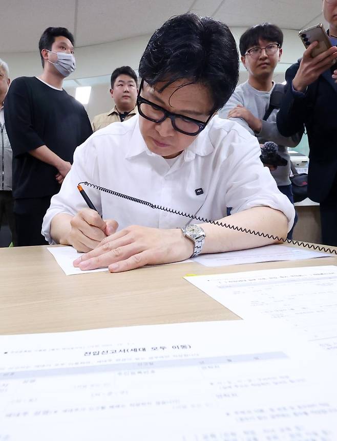 한동훈 전 국민의힘 대표가 14일 부산 북구 만덕2동 행정복지센터에서 전입신고를 하고 있다. 연합뉴스