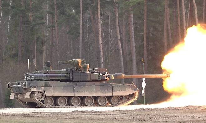 폴란드에서 포 사격 시험 중인 케이2 전차 모습. 현대로템 누리집