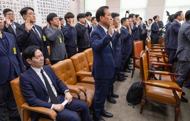 14일 국회에서 열린 '윤석열 정권 정치검찰 조작 기소 의혹 사건 진상규명' 국정조사특별위원회에서 박상용 검사가 증인 선서를 거부하며 나홀로 앉아 있다. 연합뉴스