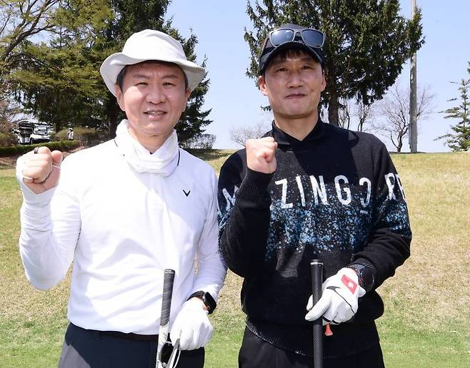 정몽규(왼쪽) KFA 회장과 이정효 수원 삼성 감독. 사진=공동취재단